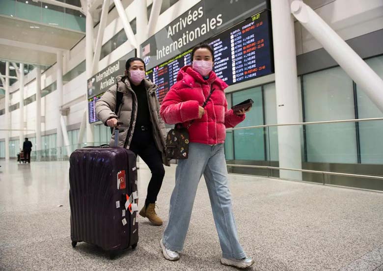 مسافران ماسک‌زده فرودگاه بین‌المللی ونکوور در ریچموند بریتیش کلمبیا