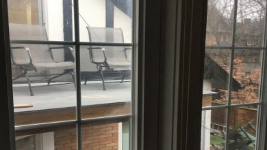 بالکن و صندلی راحتی درست روبروی پنجره حمام همسایه؟