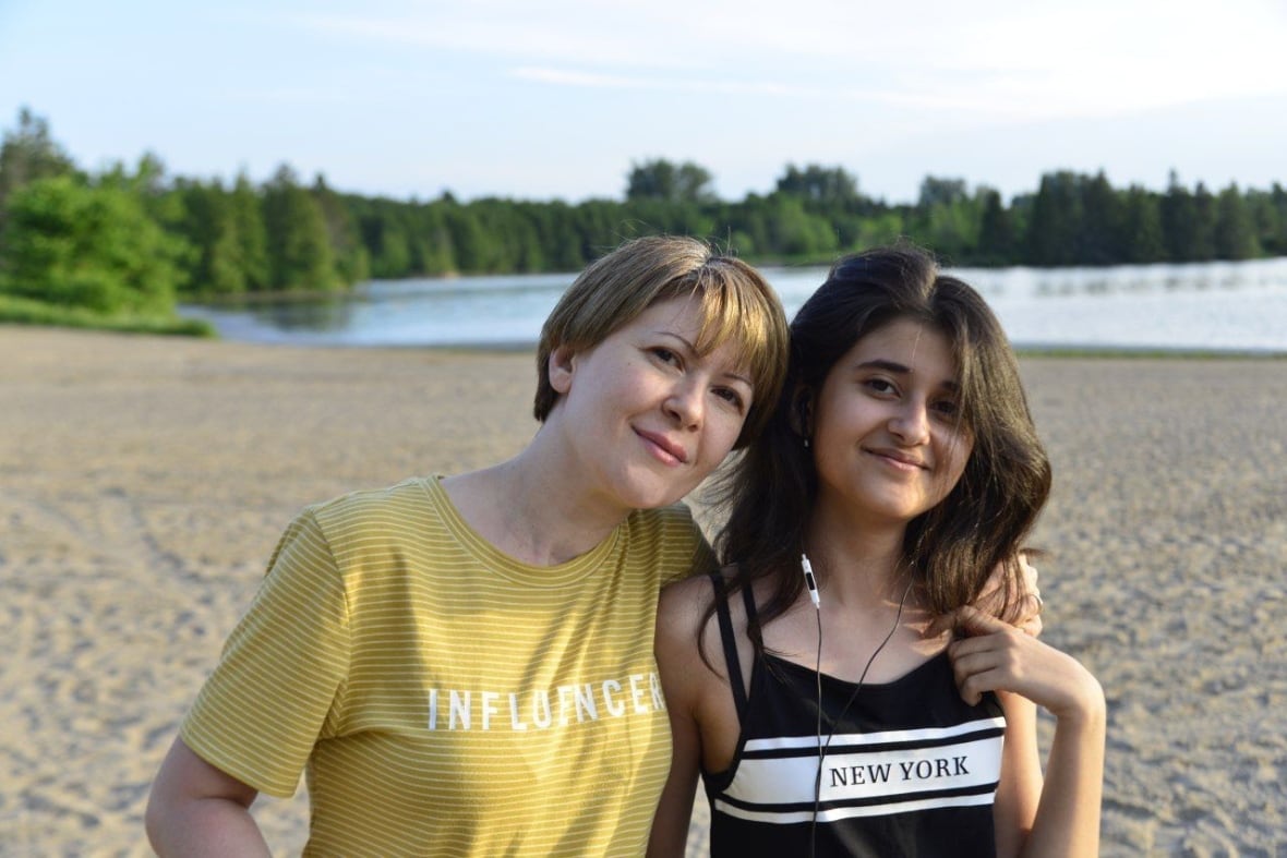 مایا زیبایی، دانش‌آموز پایه ده در تورنتو و مادرش شهرزاد هاشمی