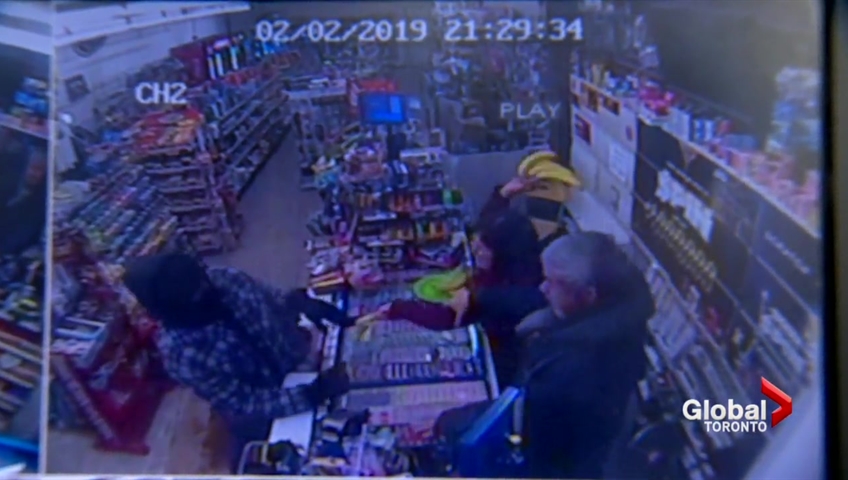 کارمند فروشگاهی که با پرتاب موز تلاش برای سرقت را خنثی می‌کرد
