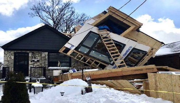 خانه در حال ساخت در تورنتو روی خانه بغلی فرو ریخت