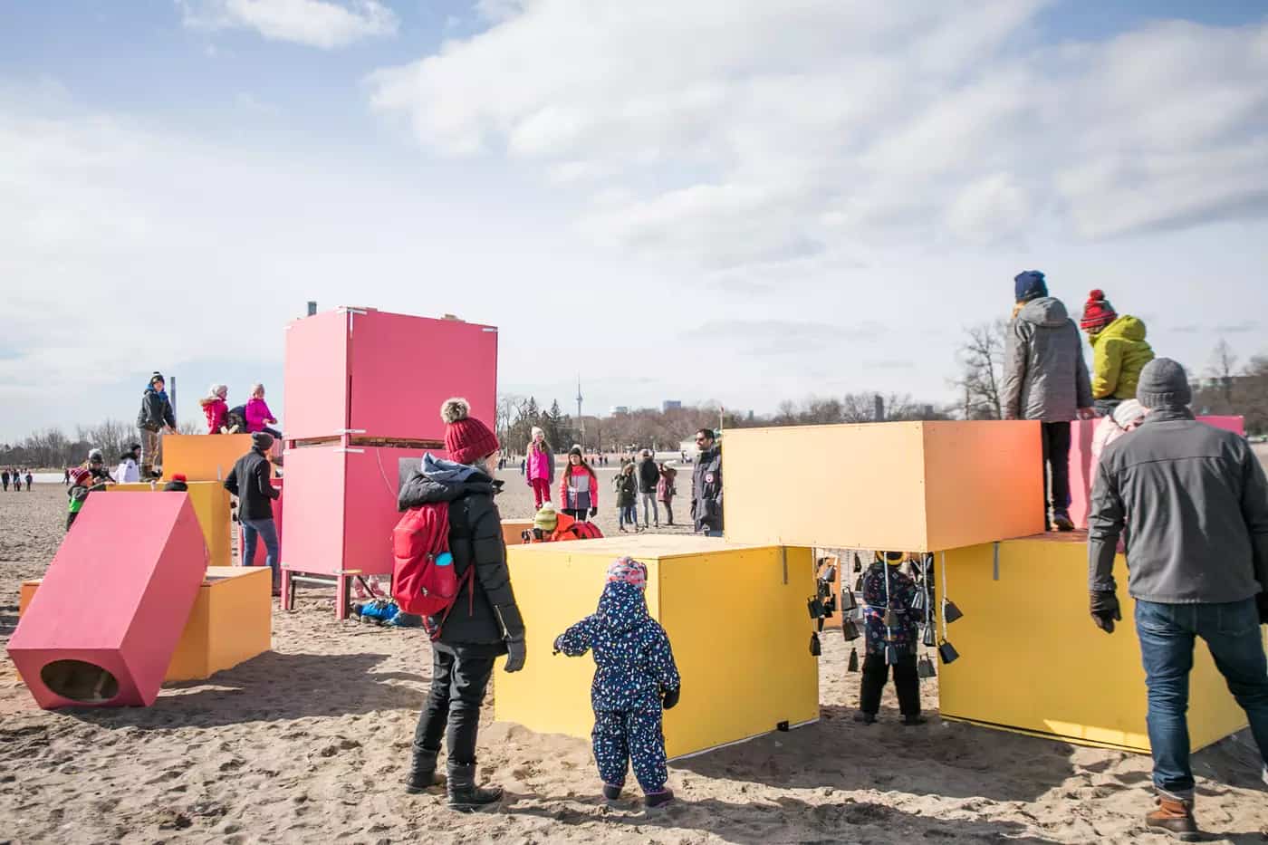 ساحل وودباین تورنتو به نمایشگاهی از چیدمان‌های هنری تبدیل شده است