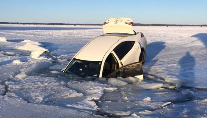 سیمکوی انتاریو؛ ماشین این دو ماهیگیر به دریاچه یخ‌زده سقوط کرد ولی آنها نجات یافتند