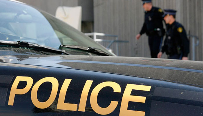 مامور قلابی پلیس در تورنتو جلوی ماشین‌ها را می‌گیرد تا ببیند کجا می‌روند