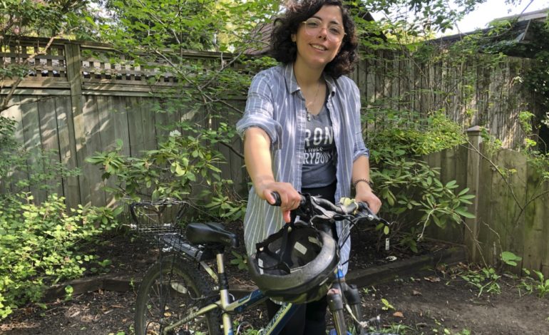 ‍دختر سوری در کانادا به مهاجران تازه‌وارد دوچرخه‌سواری در شهر یاد می‌دهد