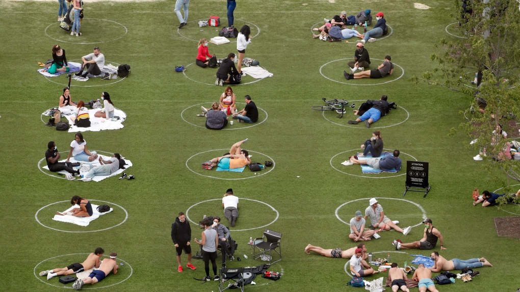 مردم در این پارک تورنتو با دایره از هم جدا می‌شوند