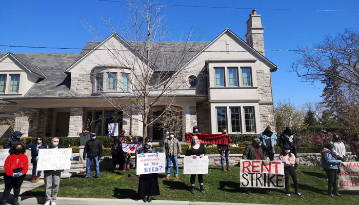 مستاجران تورنتویی بیرون از خانه صاحبخانه‌های خود، اقدام به اعتراض کردند
