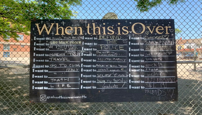 یک تخته سیاه در تورنتو برای اینکه روی آن بنویسید بعد از قرنطینه چکار می‌کنید