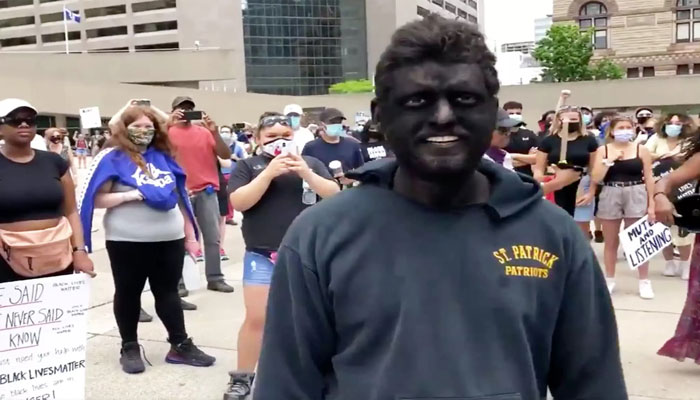 بازداشت مردی که با چهره سیاه شده در اعتراضات تورنتو حضور یافته بود