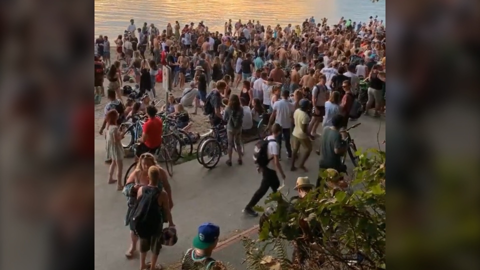 دورهمی رقص و آواز در ساحل ونکوور بدون رعایت اصول ایمنی