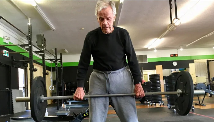 این مرد ۹۶ ساله تازه پس از سکته مغزی به وزنه‌برداری و ورزش‌های سنگین رو آورده است