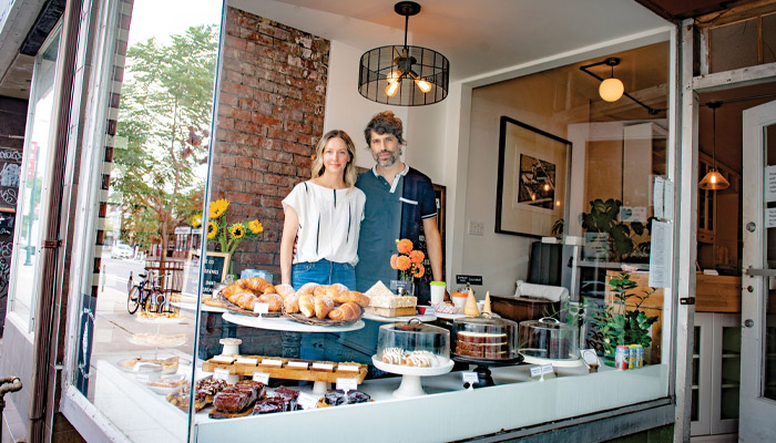 این زوج در دوران کرونا توانستند مغازه نانوایی خود را بخرند