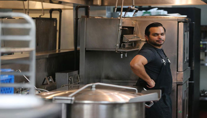 چطور کرونا و اینستاگرام به این سر‌آشپز مهاجر هندی فرصت داد تا آرزوی خود را برآورده کند