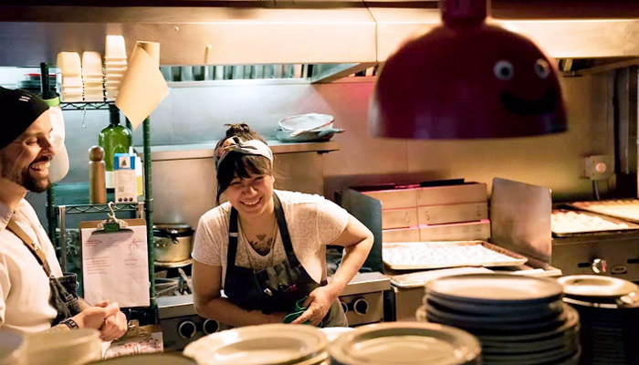 این آرایشگر مهاجر نتوانست در پاندمی بیکار بماند؛ او حالا رستوران خانگی خود را دارد